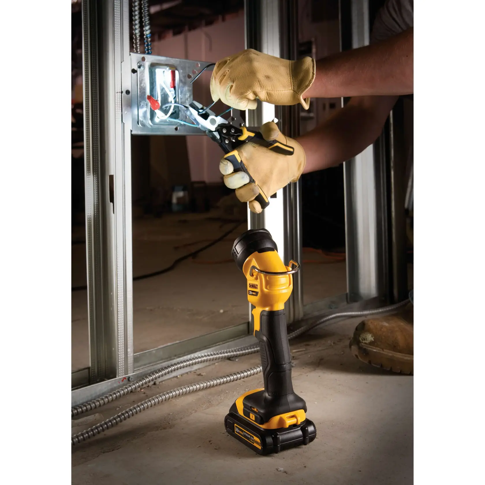 LANTERNA LED PROFISSIONAL COMPACTA 20V MAX* FLEXVOLT LI-ION SEM BATERIA E CARREGADOR