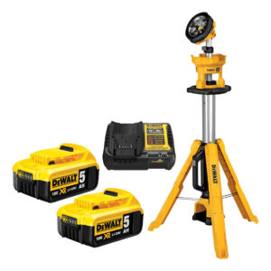 KIT TORRE DE ILUMINAÇÃO 20V MAX* LI-ION, 2 BATERIAS 5AH (DCB205) E CARREGADOR BIVOLT (DCB1104)