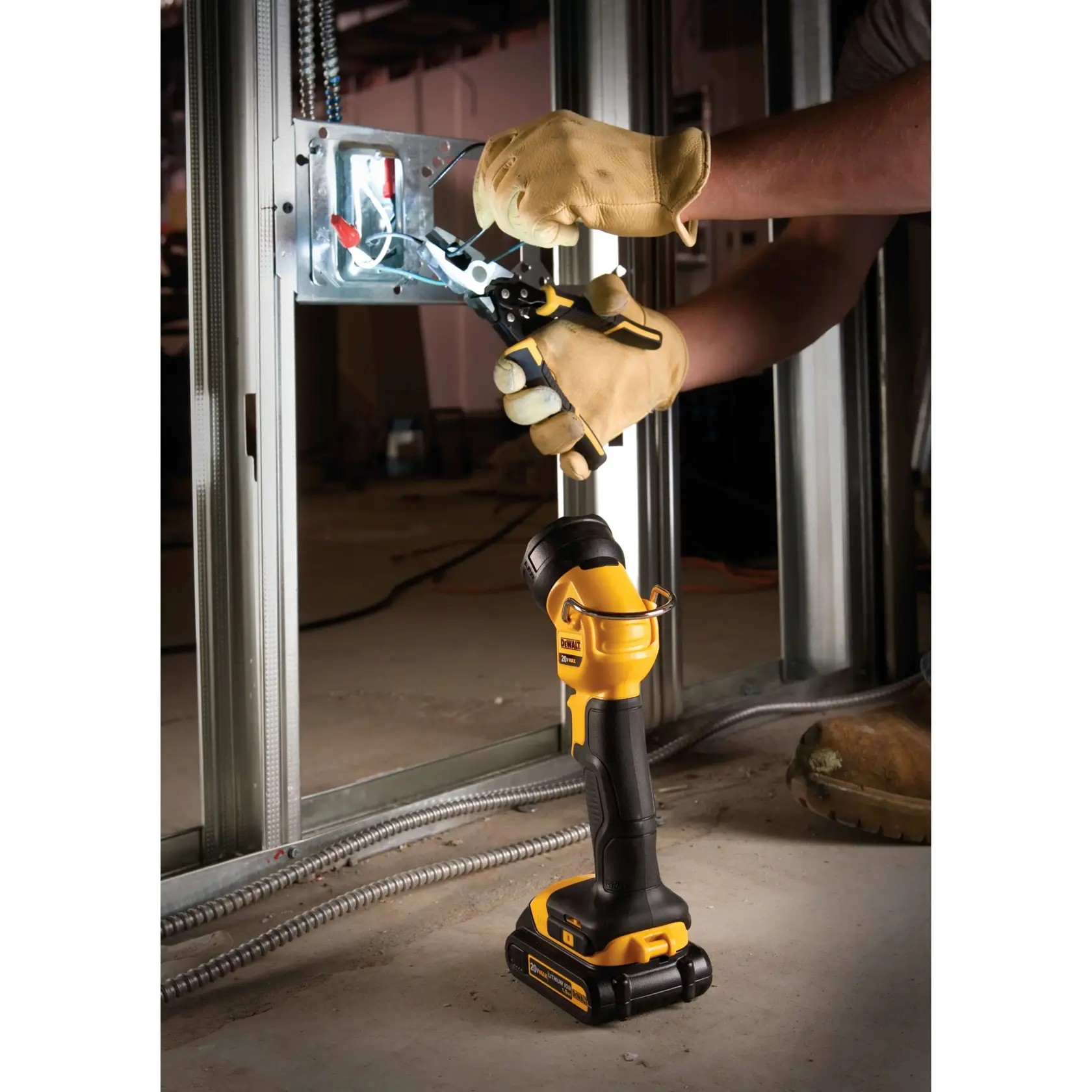 DEWALT DCL040 — Lanterna LED Profissional Compacta 20V Max* Flexvolt LI-Ion sem Bateria e Carregador